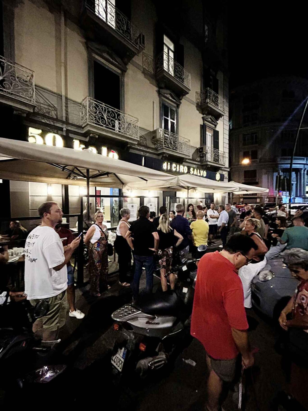 la fila alla pizzeria 50 Kalò di Ciro Salvo in piazza Sannazaro a Napoli