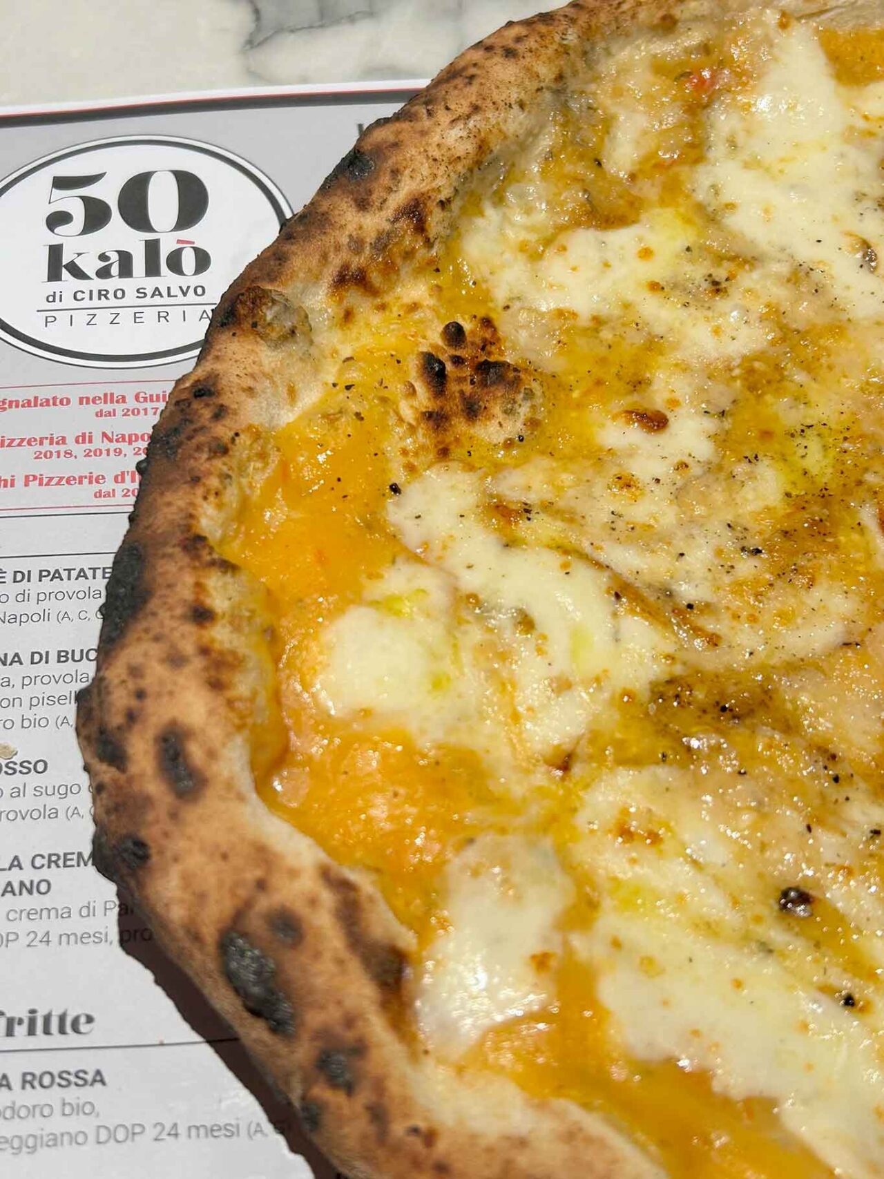 la pizza e patate della pizzeria 50 Kalò di Ciro Salvo in piazza Sannazaro a Napoli