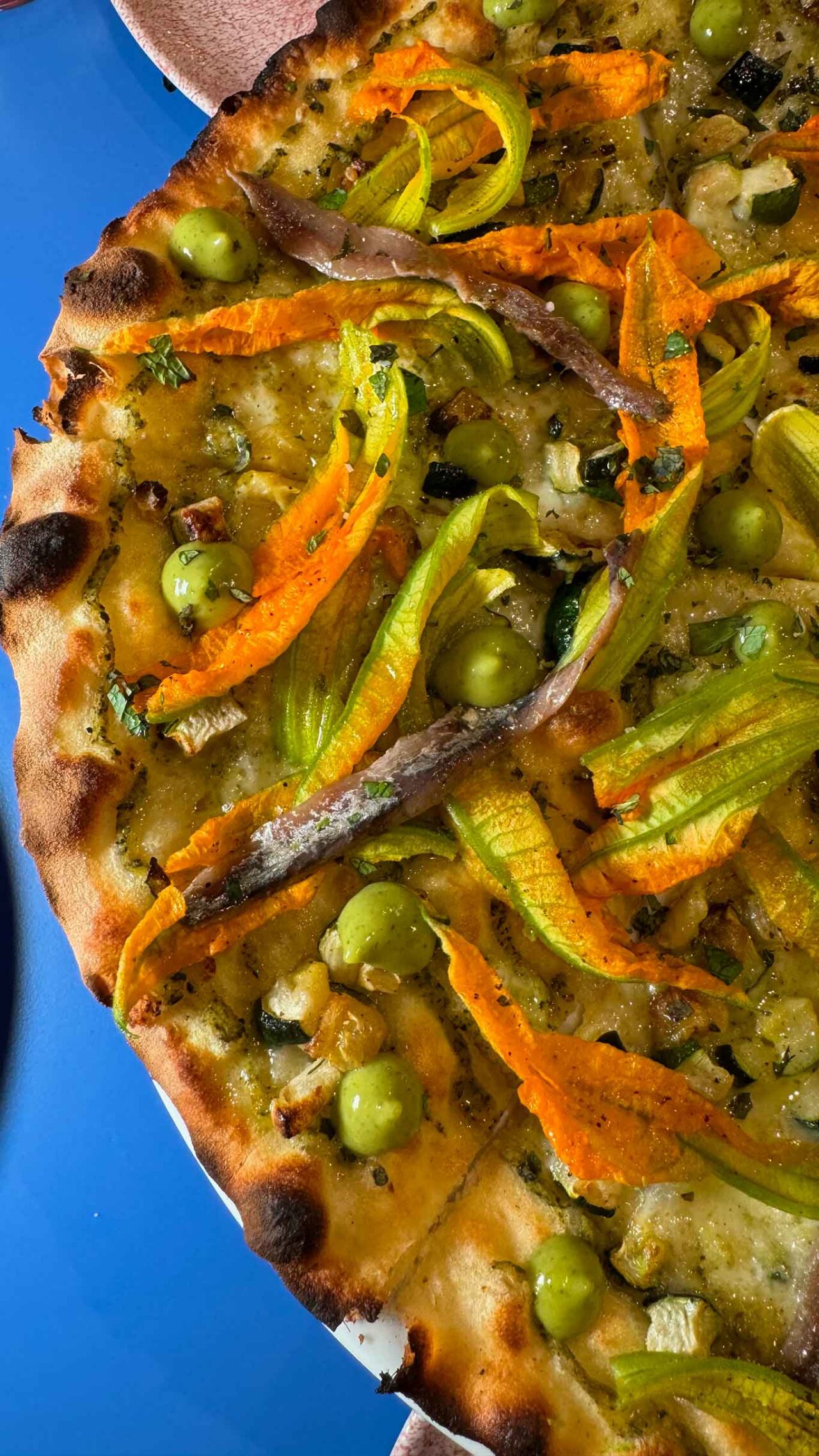 la pizza fiori di zucca e alici è super alla pizzeria TAC Thin and Crunchy a Roma 