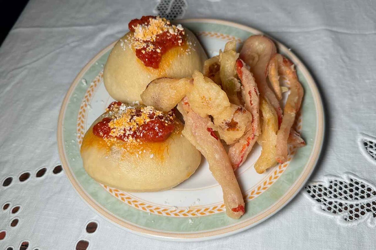 la pizza fritta con il sugo del ristorante Genuini Cilento a San Mauro Cilento 