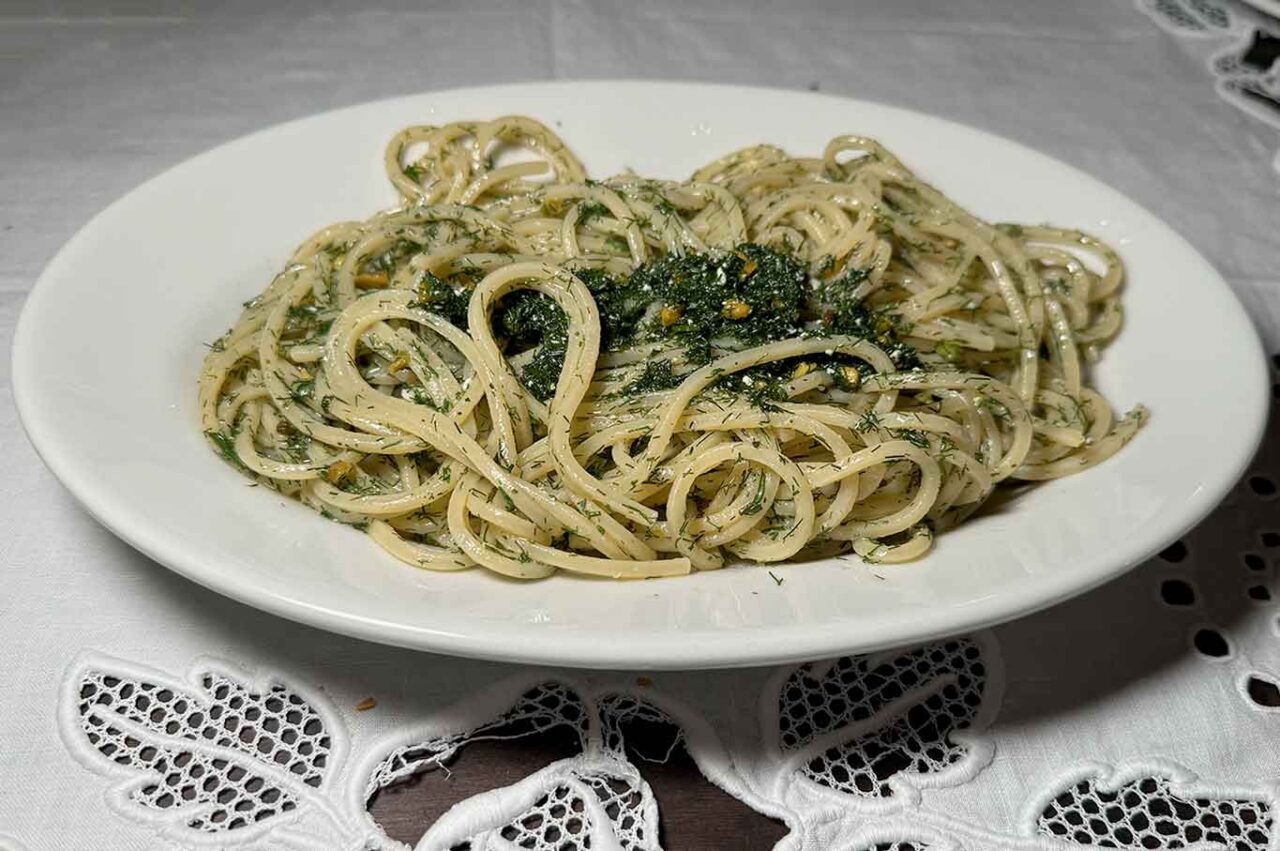 gli spaghetti al pesto di finocchietto ristorante Genuini Cilento a San Mauro Cilento 