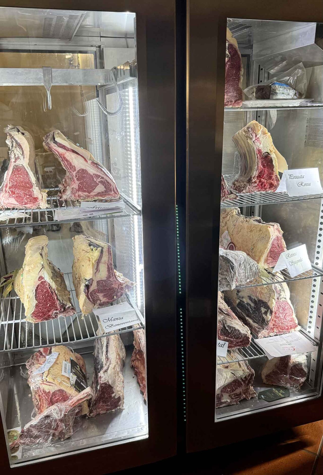 il frigo della carne del ristorante braceria Al Rifugio a Cava de' Tirreni 