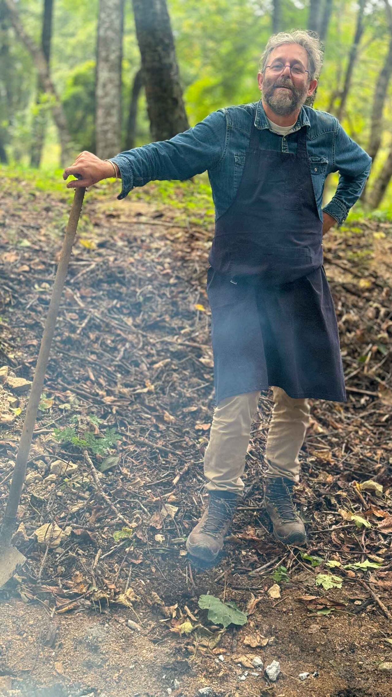 Cristiano Tomei sorveglia la cottura della pecora che va con il tartufo di Colliano