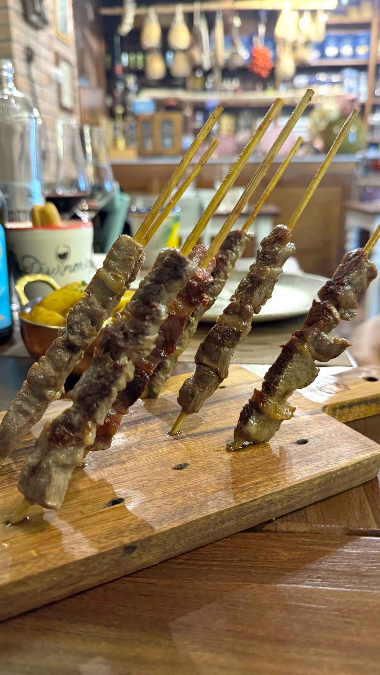 gli arrosticini di Divineria enogastronomia con tavoli a Salerno