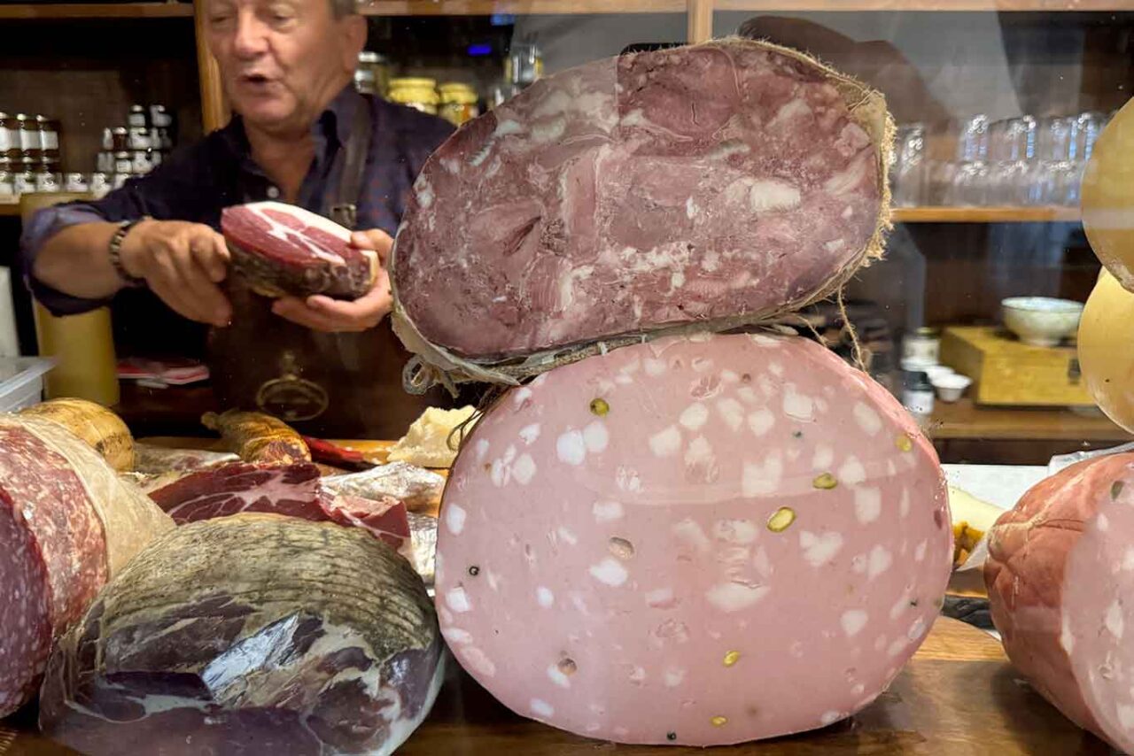 il banco dei salumi di Divineria enogastronomia con tavoli a Salerno