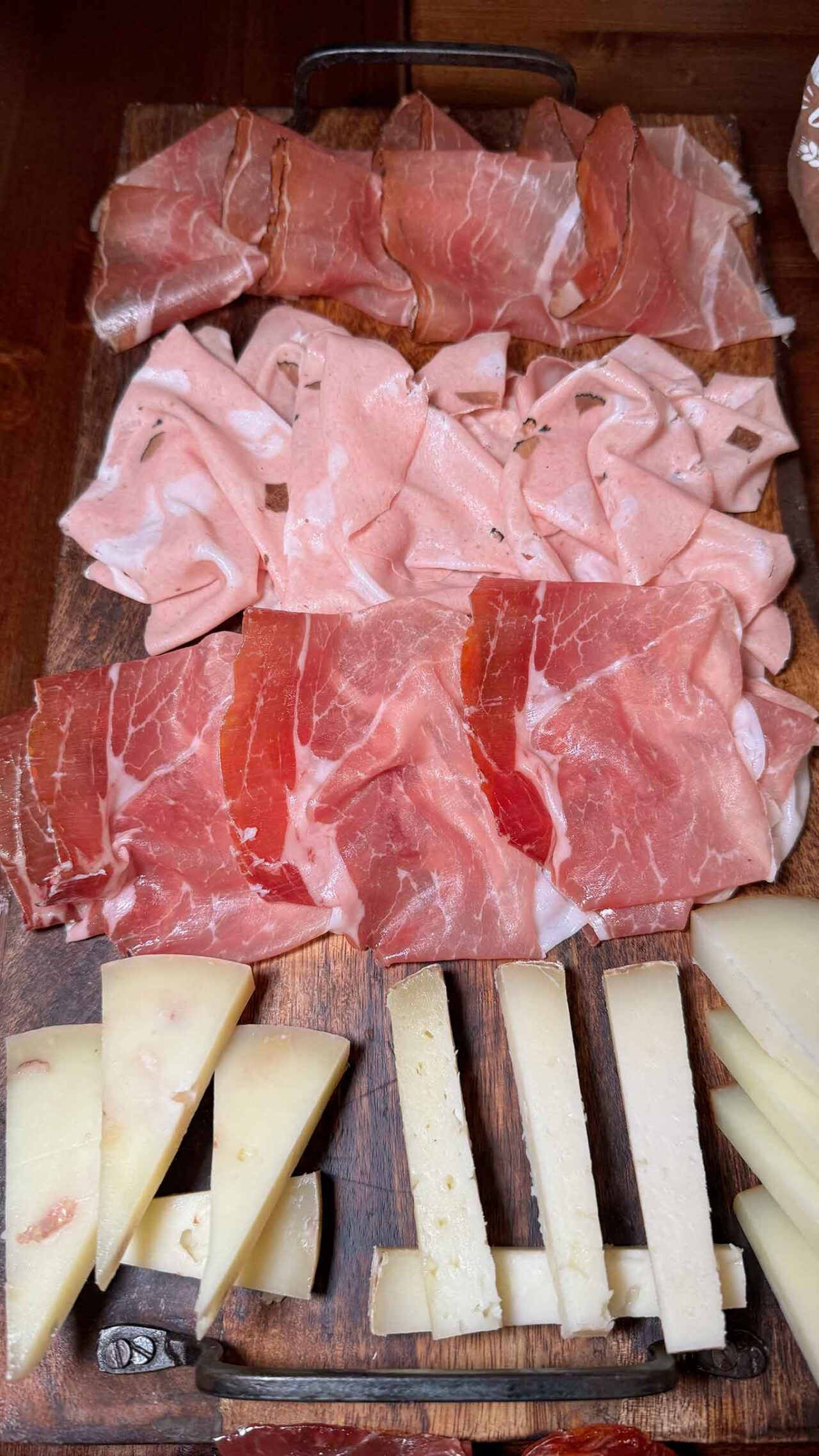 il tagliere dei salumi e formaggi di Divineria enogastronomia con tavoli a Salerno