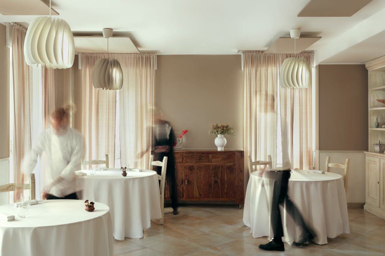 la sala del ristorante di pesce Maison Capriccioli a Torino