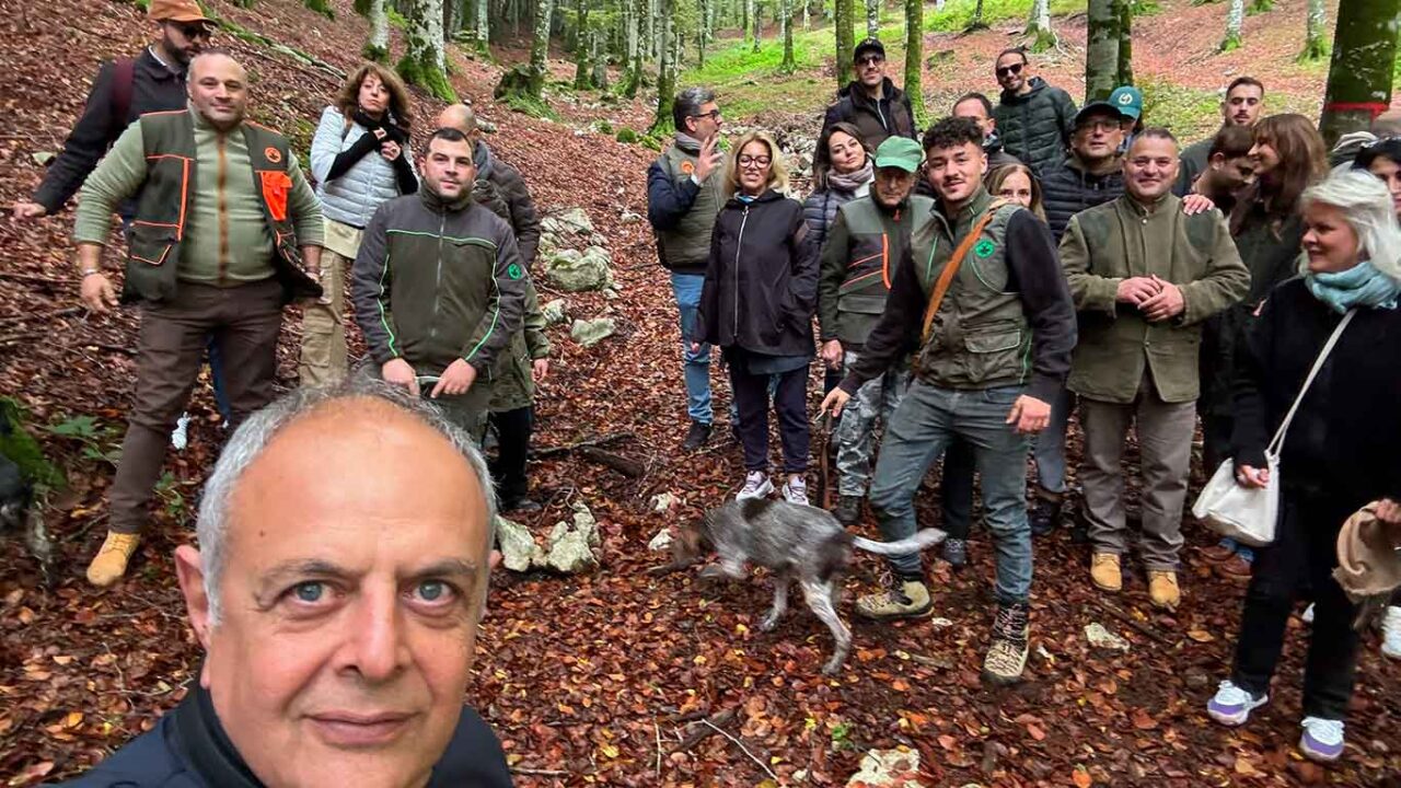 Vincenzo Pagano e i partecipanti al laboratorio del tartufo di Colliano