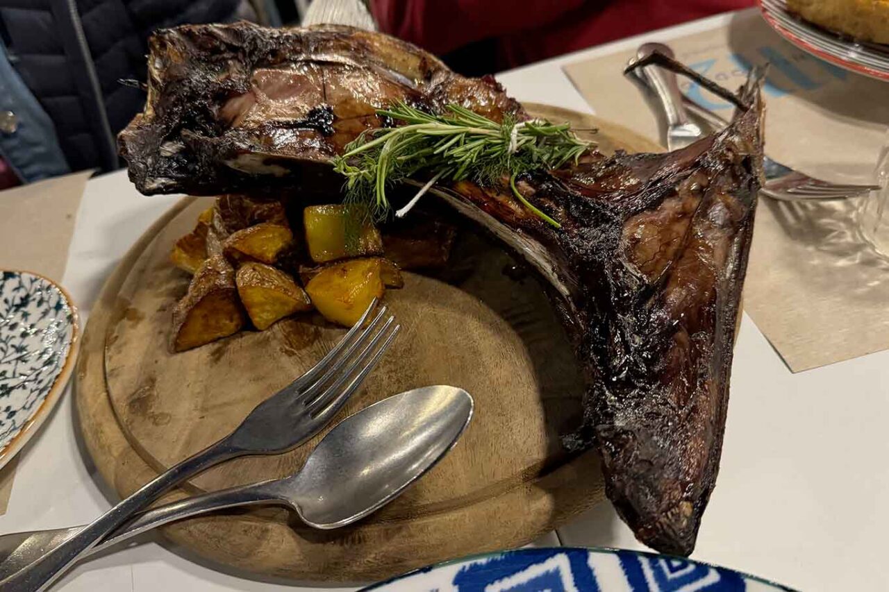 la gola di tonno del bistrot di mare QuarantunoDodici a Fiumicino 