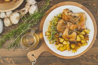 Pollo arrosto con patate, la ricetta facile facile chiede un ottimo olio