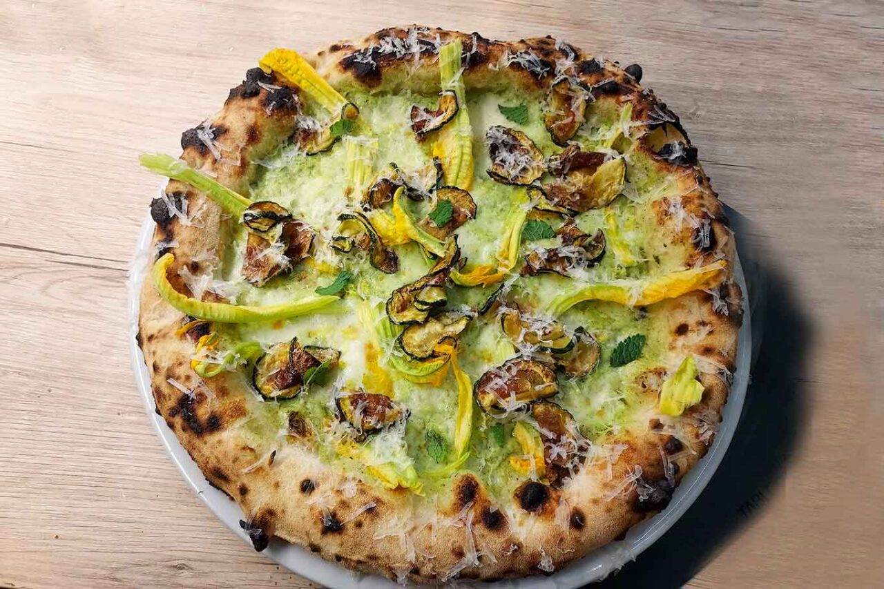 la pizza con le zucchine della pizzeria Antitesi a Frascati