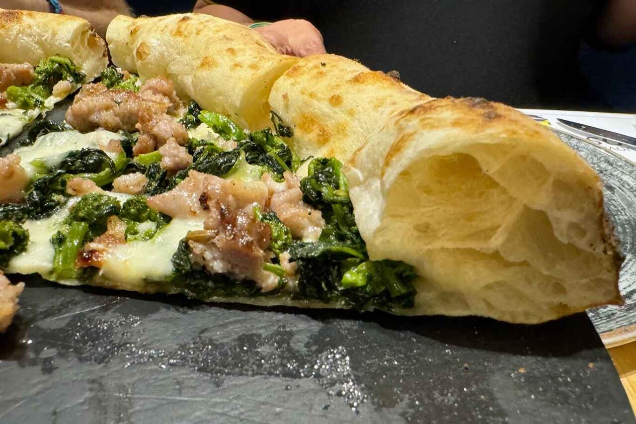 la pizza salsiccia e friarielli della pizzeria Gli Esposito a Salerno nella finale del Campionato della Pizza 2024