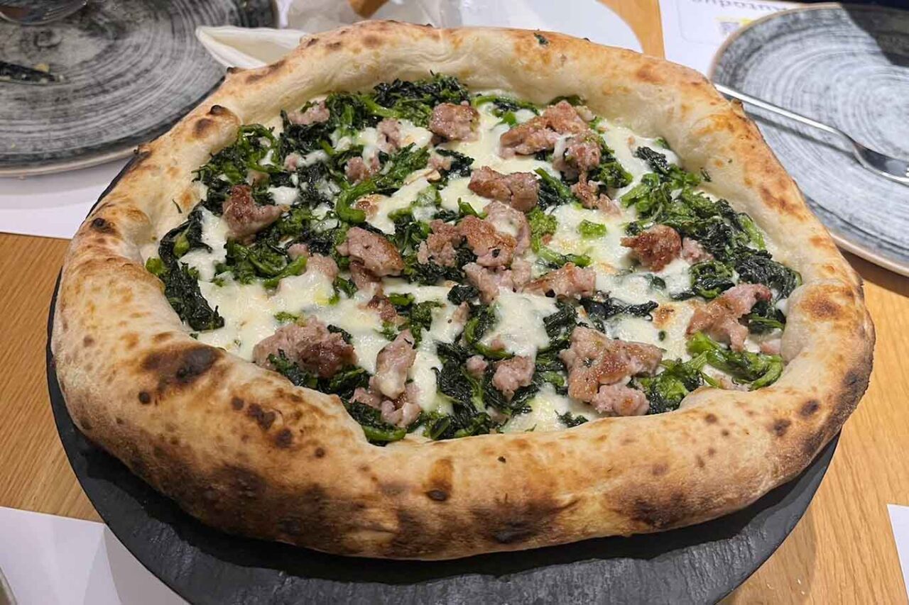 la pizza salsiccia e friarielli della pizzeria Gli Esposito a Salerno nella finale del Campionato della Pizza 2024