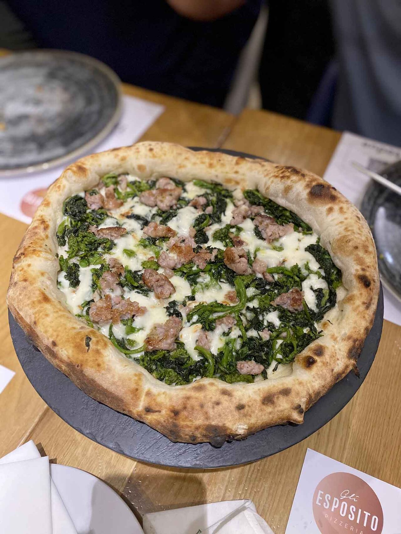 la pizza salsiccia e friarielli della pizzeria Gli Esposito a Salerno nella finale del Campionato della Pizza 2024