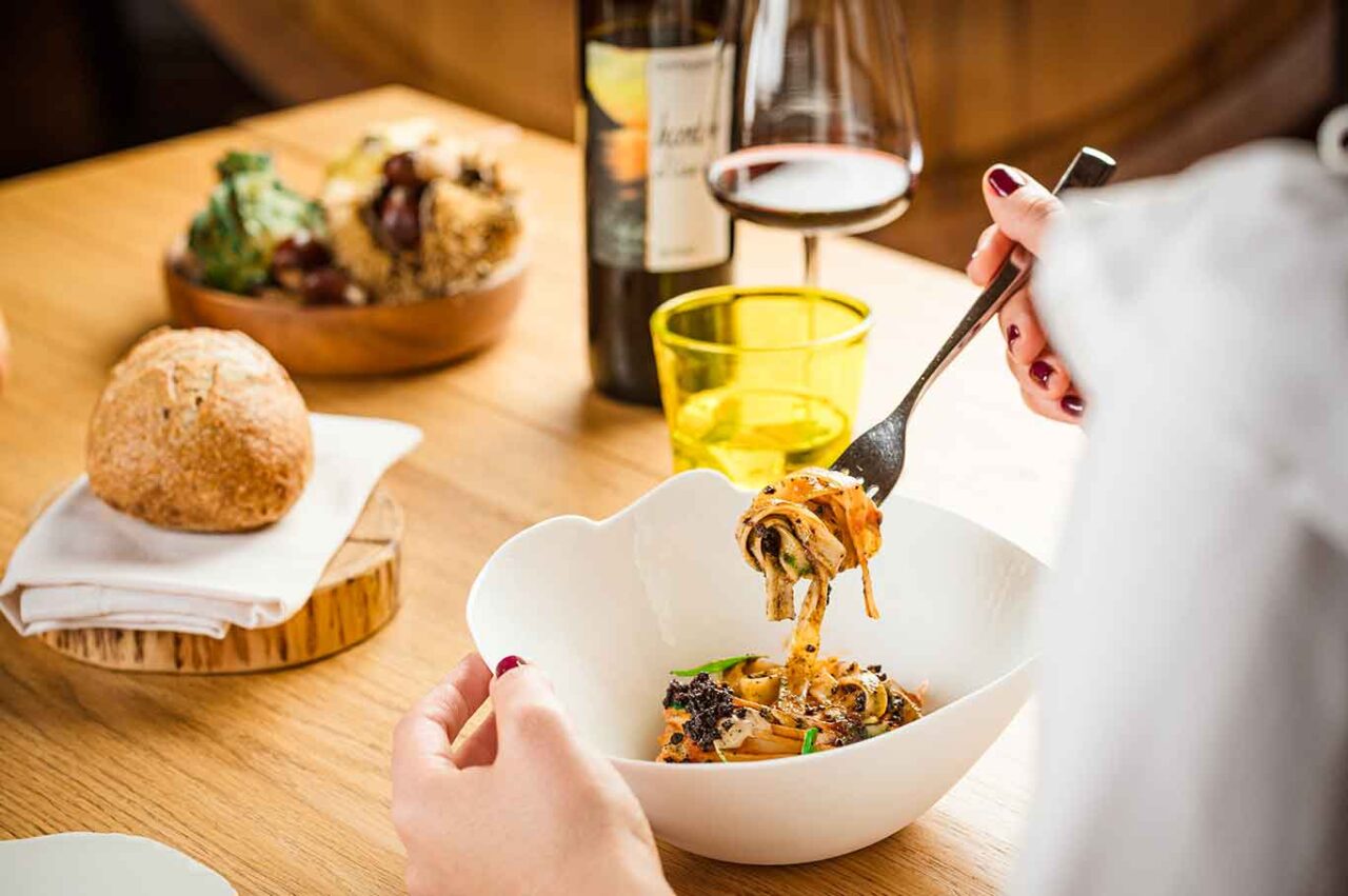 la pasta alla puttanesca con tagliatelle, pinoli e uvetta