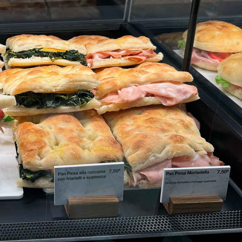 pinse allo Starbucks in piazza San Silvestro a Roma