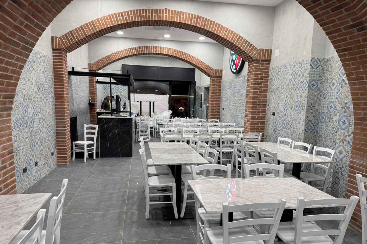 la sala della nuova pizzeria di Gennaro Rapido in via Lorenzo Bartolini a Milano 