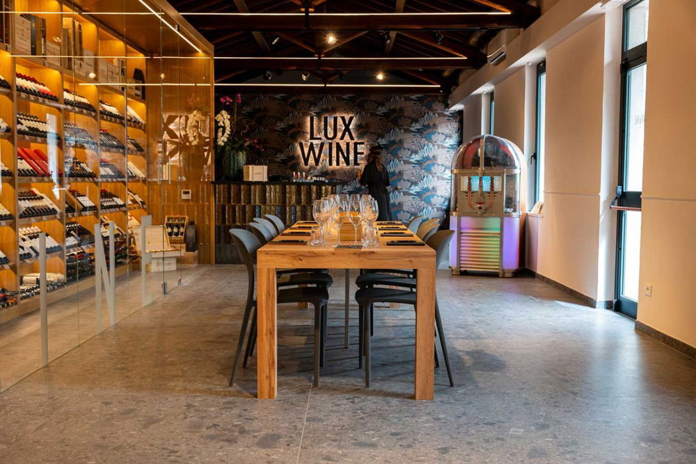 La cantina con tavolo social di Lux Wine a Roma