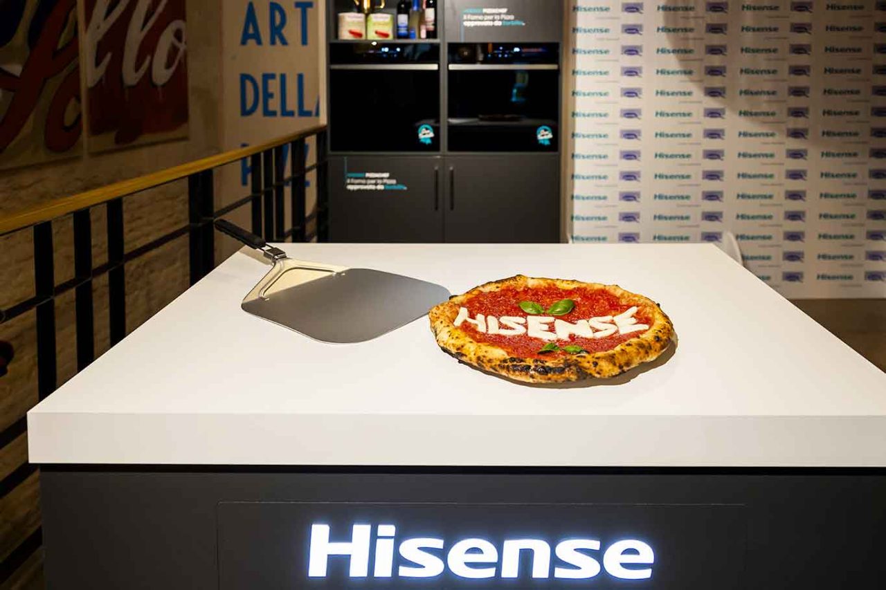 la pizza nel forno da casa Hisense come la fa Gino Sorbillo