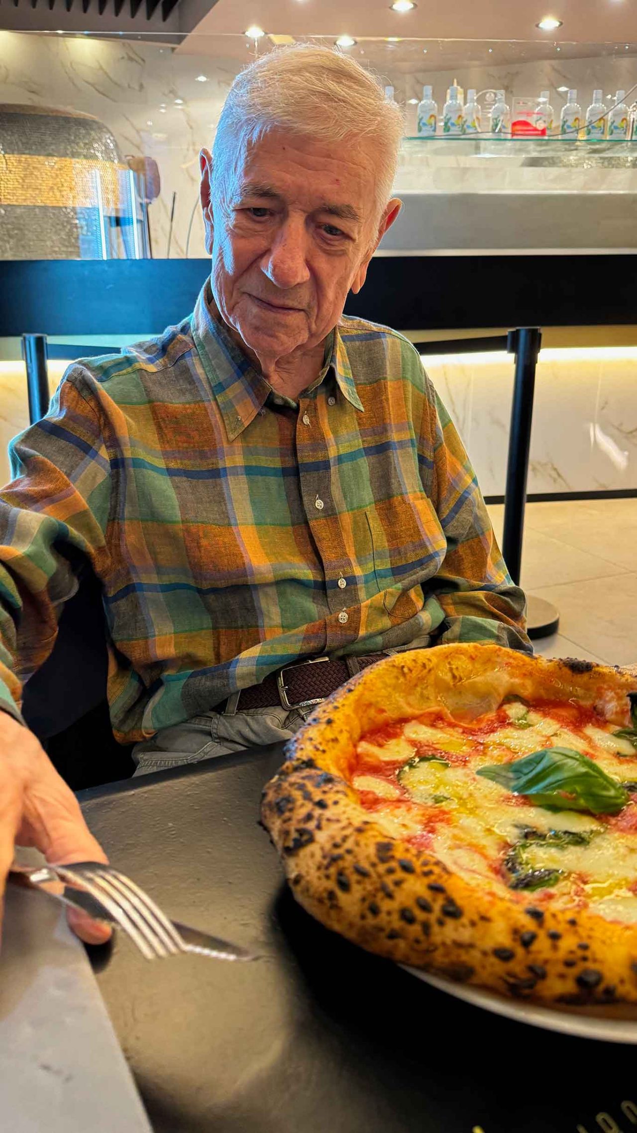 la pizza margherita della pizzeria Carlo Sammarco ad Aversa alla prova di cliente di 89 anni