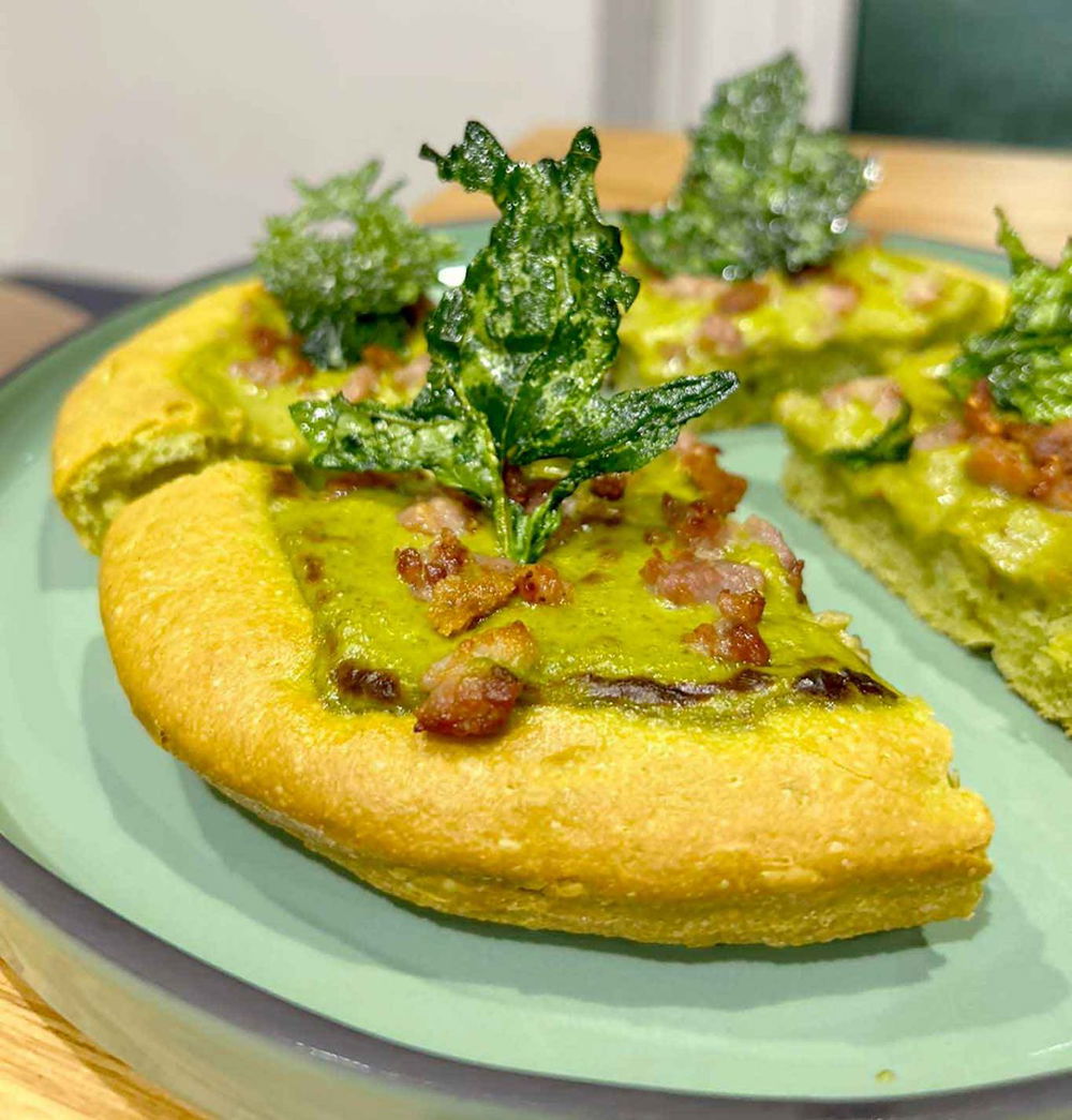 la pizza salsiccia e broccoli della pizzeria Màdia a Salerno