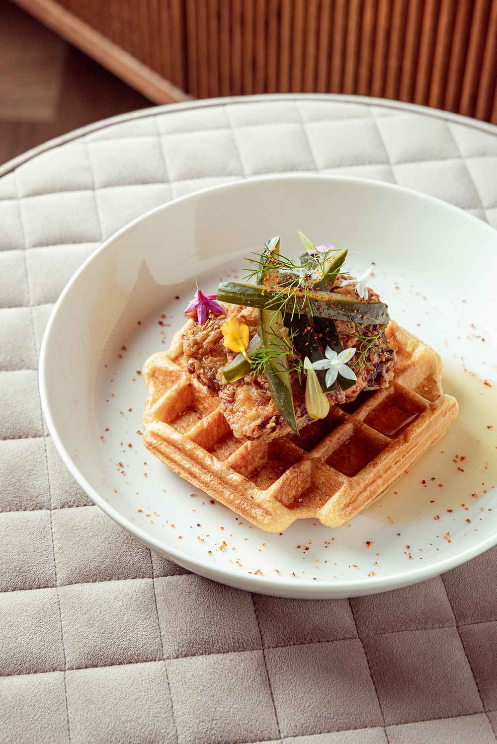 Waffle, pollo fritto, sciroppo d’acero e cetriolo sott’aceto