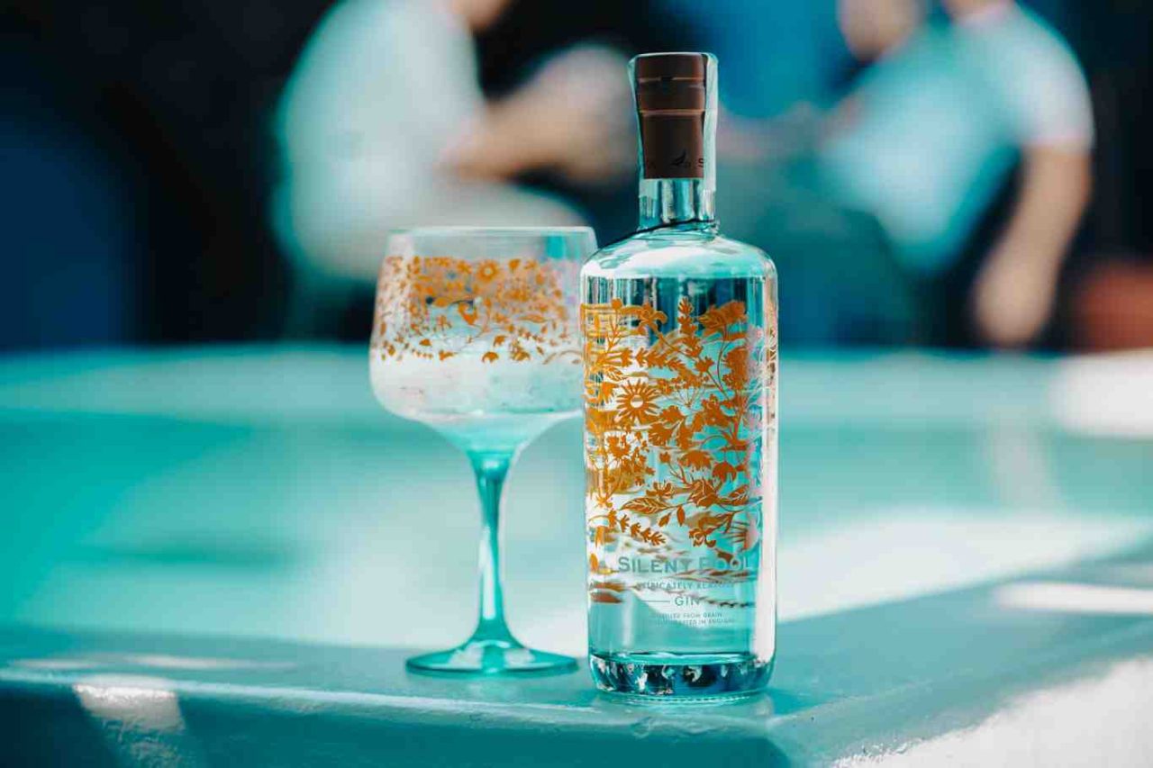 silent pool gin bottiglia bicchiere