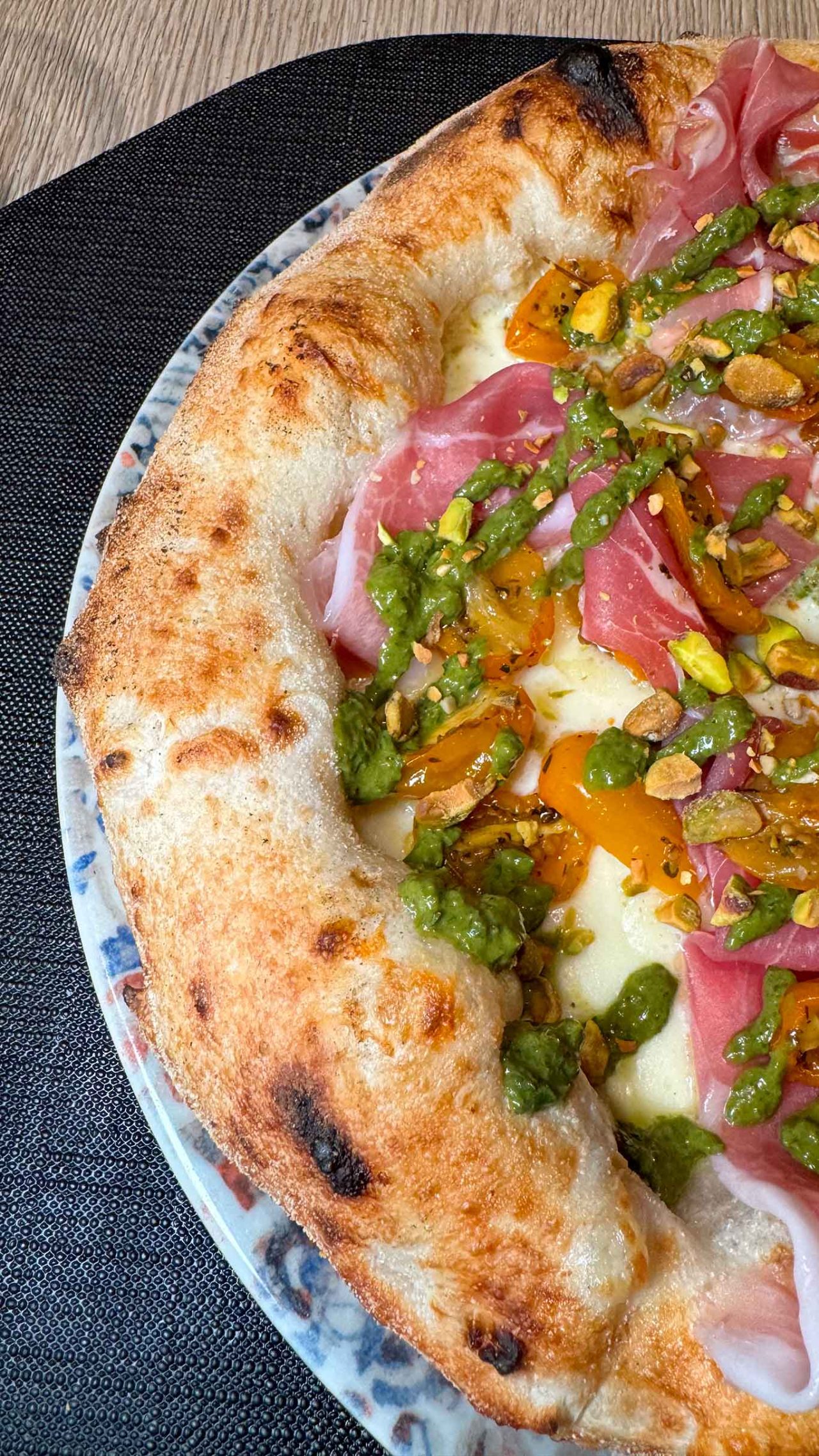 il cornicione della pizza contemporanea della Pizzeria Ammodo di Daniele Vaccarella a Palermo 