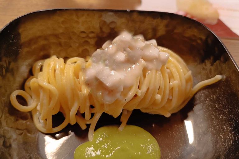 Cena della vigilia con spaghetti cacio, pepe e baccalà: la ricetta