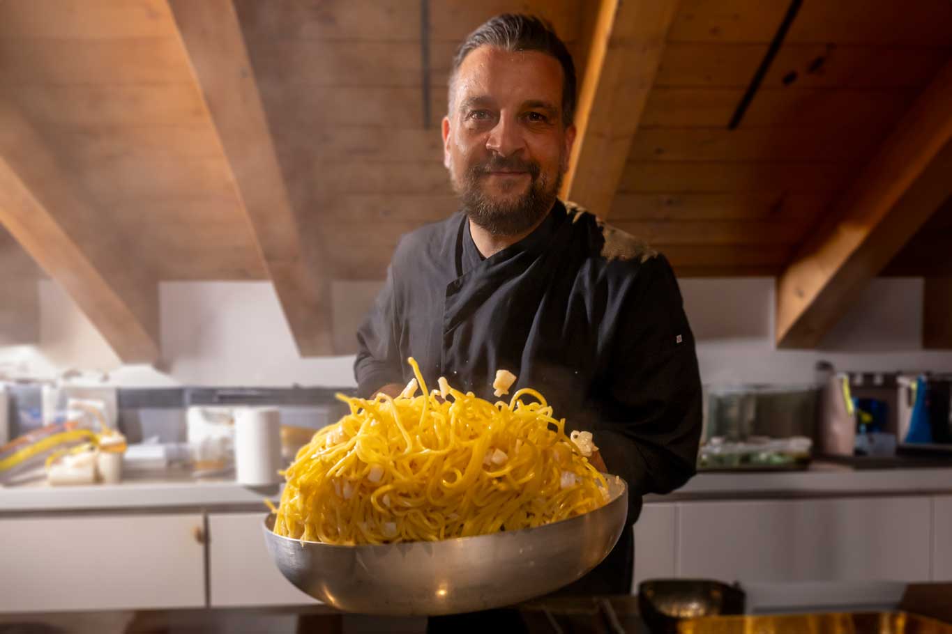 Tenere da parte un po’ di acqua di cottura. Cucinare la pasta nella padella con il baccalà e il suo brordino per circa un minuto, saltando ogni tanto. Poi spegnere il fuoco. Iniziare ad aggiungere, poco alla volta, il pecorino romano Dop grattugiato, avendo cura di girare il tutto lentamente con un mestolo. 