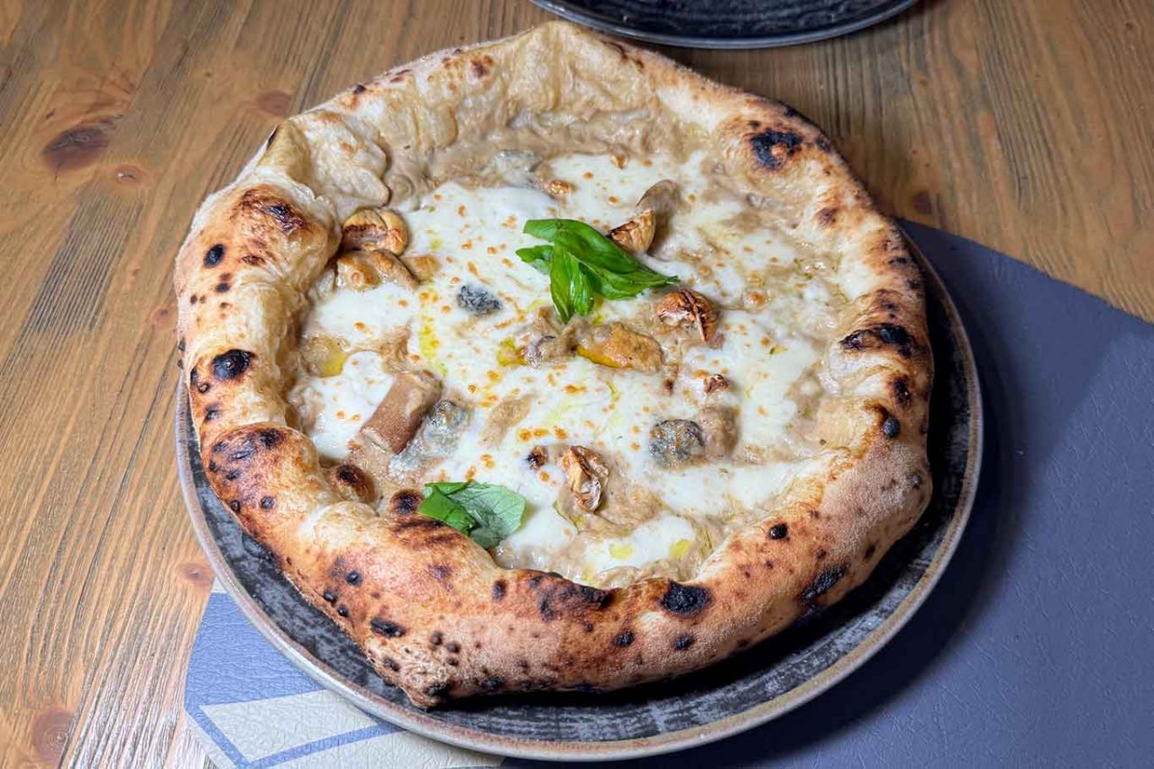 la pizza con i funghi porcini della pizzeria Diametro 3.0 a Casoria 