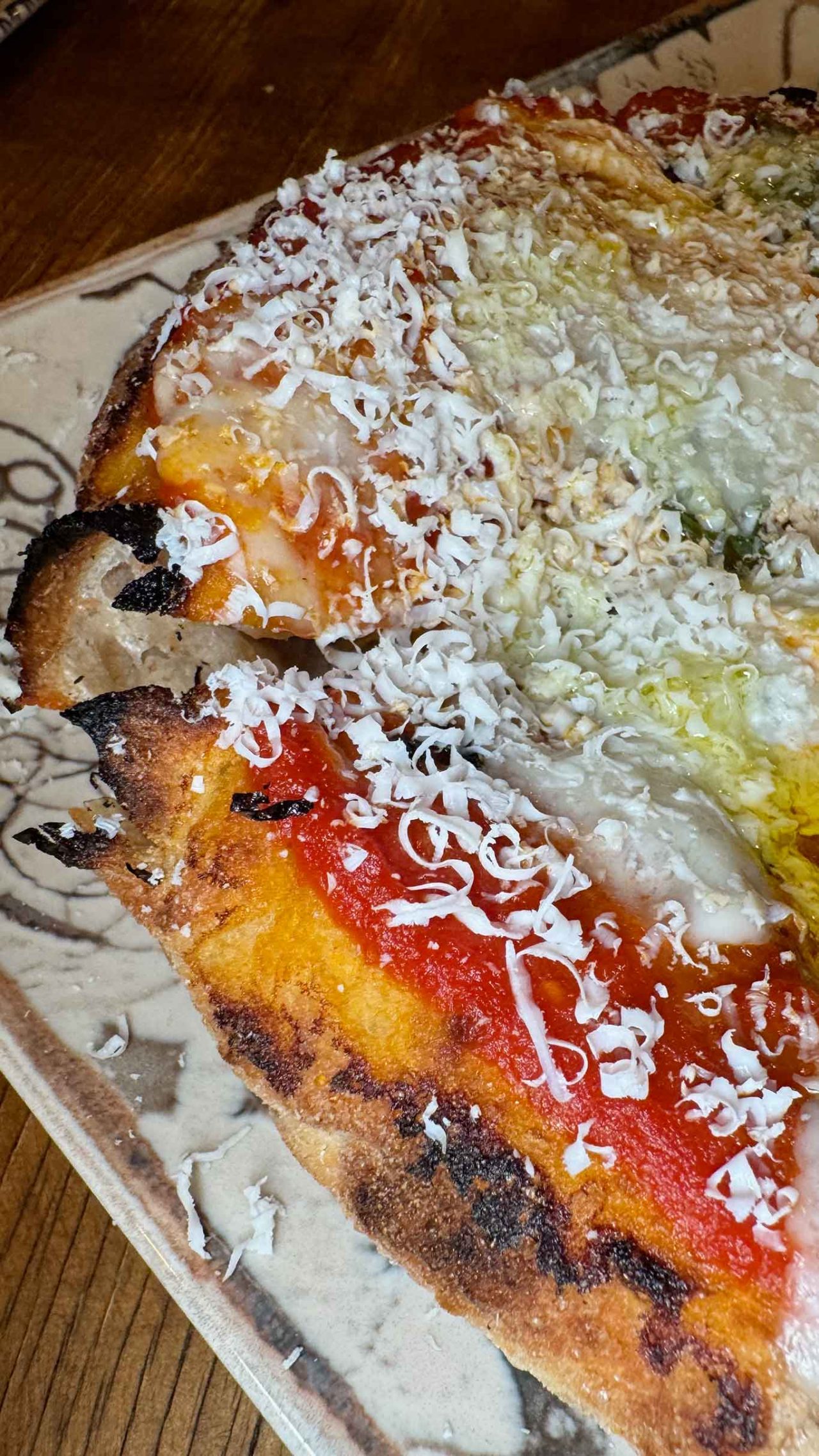 la pizza margherita cilentana nel ruoto della pizzeria Die' Gustibus a Baronissi