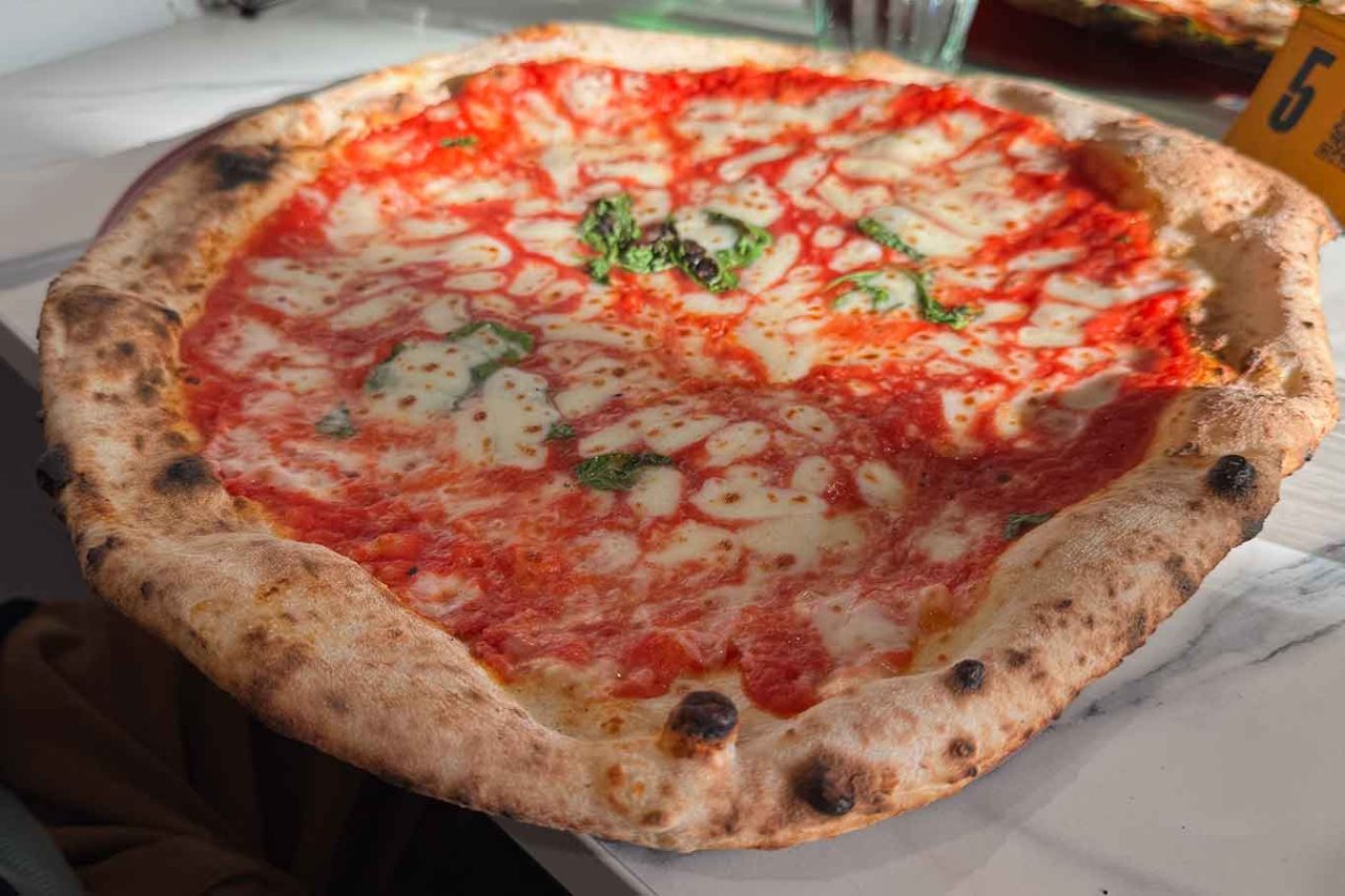 la pizza margherita della pizzeria da Michele a Roma Eur 