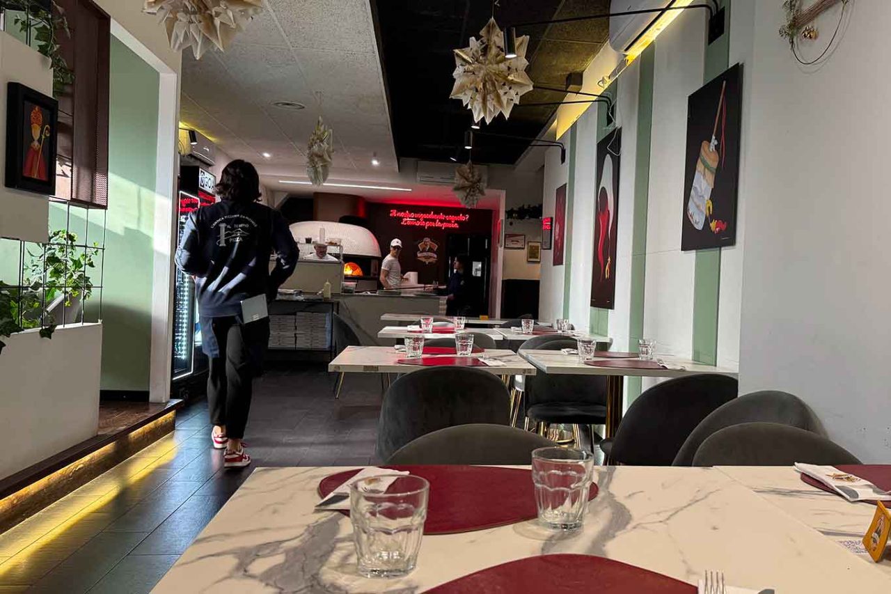 la sala della pizzeria da Michele a Roma Eur 