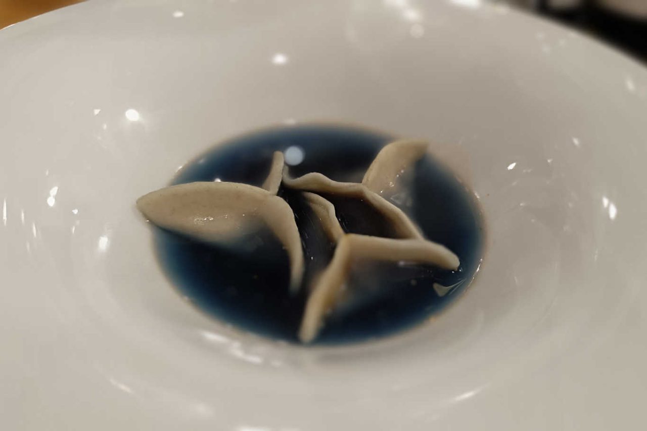 raviolo gamberi e orata versione blu