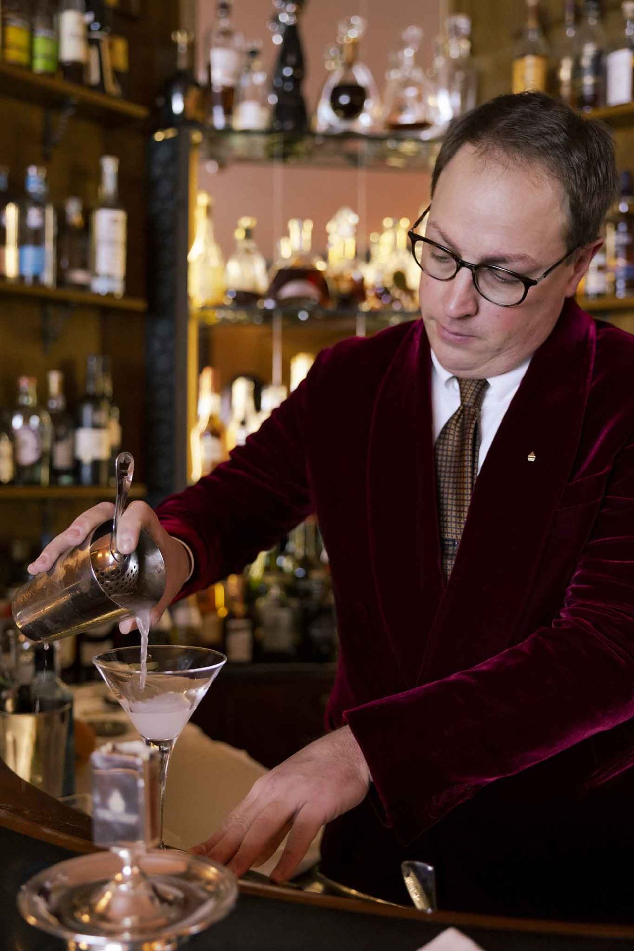 Matteo Oddo prepara un drink al Reinassance Bar del Badrutt's Palace di St. Moritz