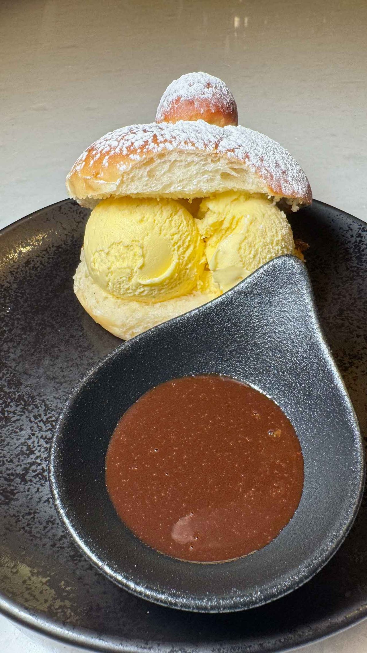 la brioche con gelato di Bistrot di Pescheria a Salerno