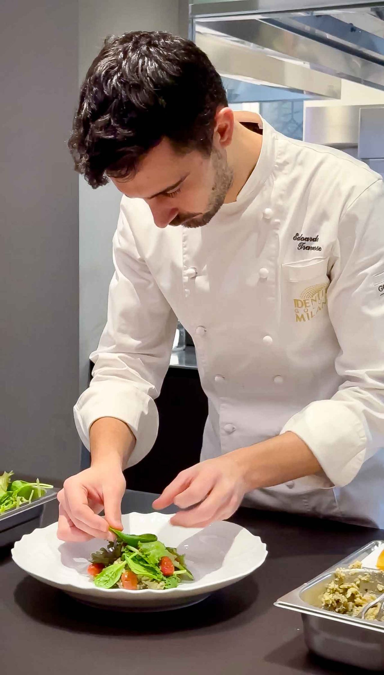 Edoardo Traverso prepara l'insalata con il baba ganush di topinambur