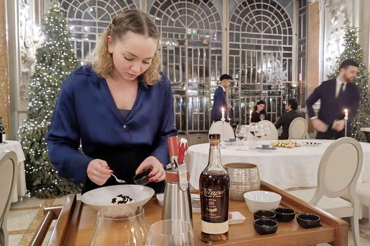 il servizio dolci del ristorante Enoteca La Torre a Villa Laetitia a Roma