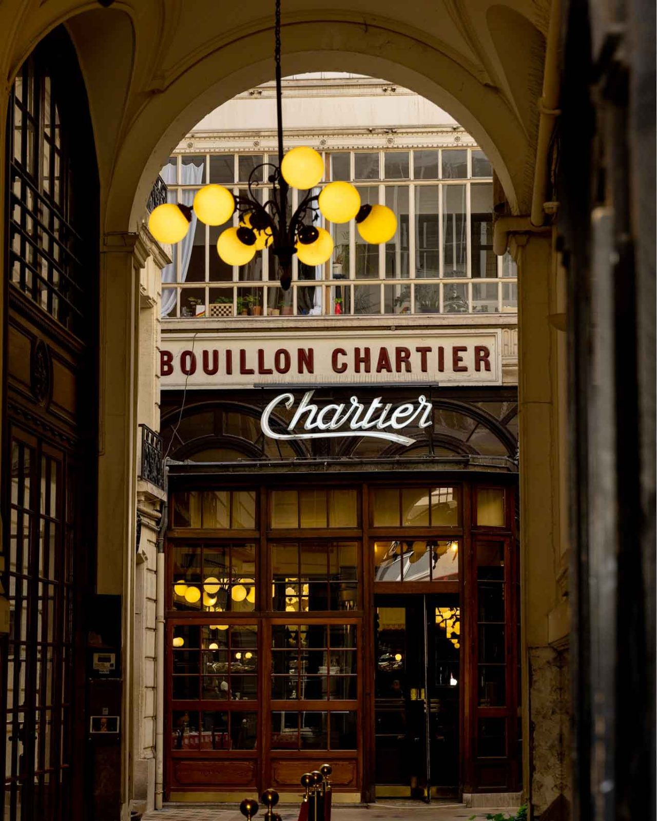 l'ingresso della brasserie Bouillon Chartier a rue du Faubourg Montmartre a Parigi 