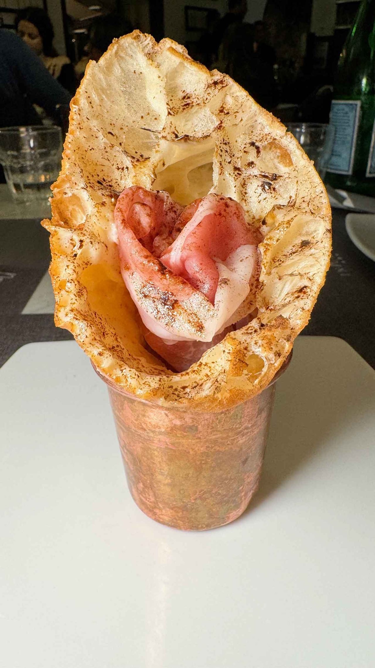 il cono di pizza fritta Ananascosta della pizzeria Pepe in Grani a Caiazzo