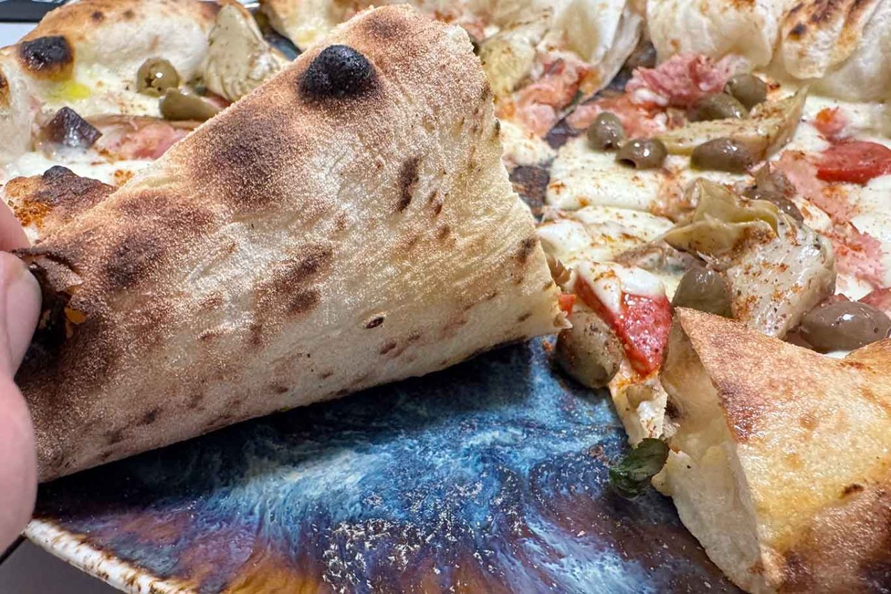 la cottura della pizza capricciosa della pizzeria Maturazioni a San Giuseppe Vesuviano