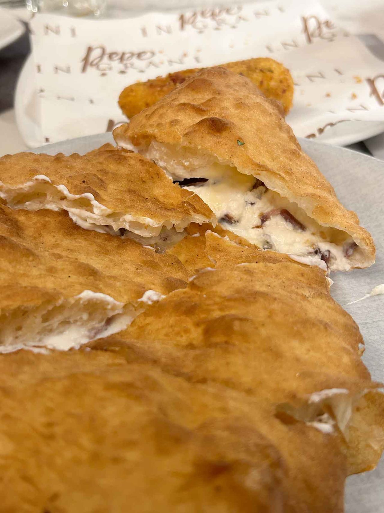 il calzone fritto della pizzeria Pepe in Grani a Caiazzo