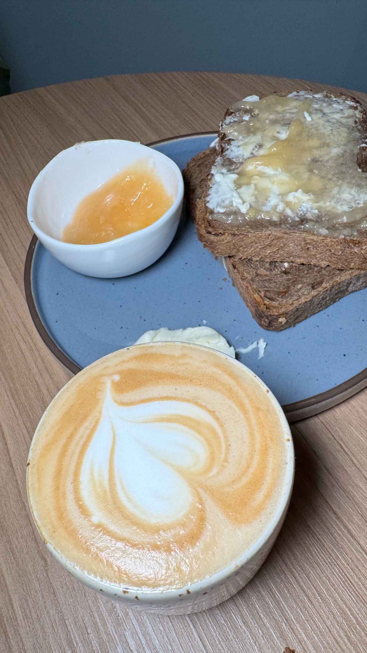 cappuccino con pane burro e marmellata da Filtro a Salerno