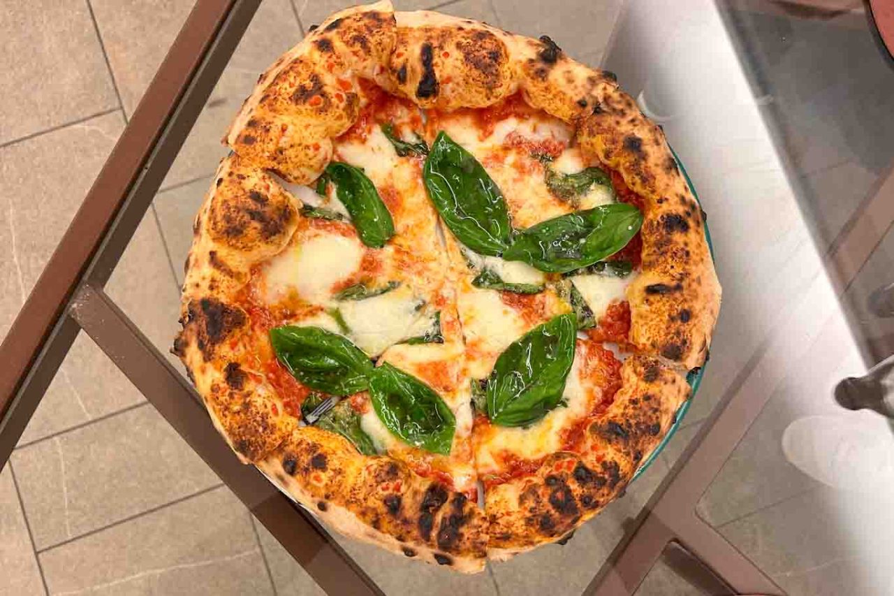 la pizza margherita della Pizzeria La Bolla a Caserta 