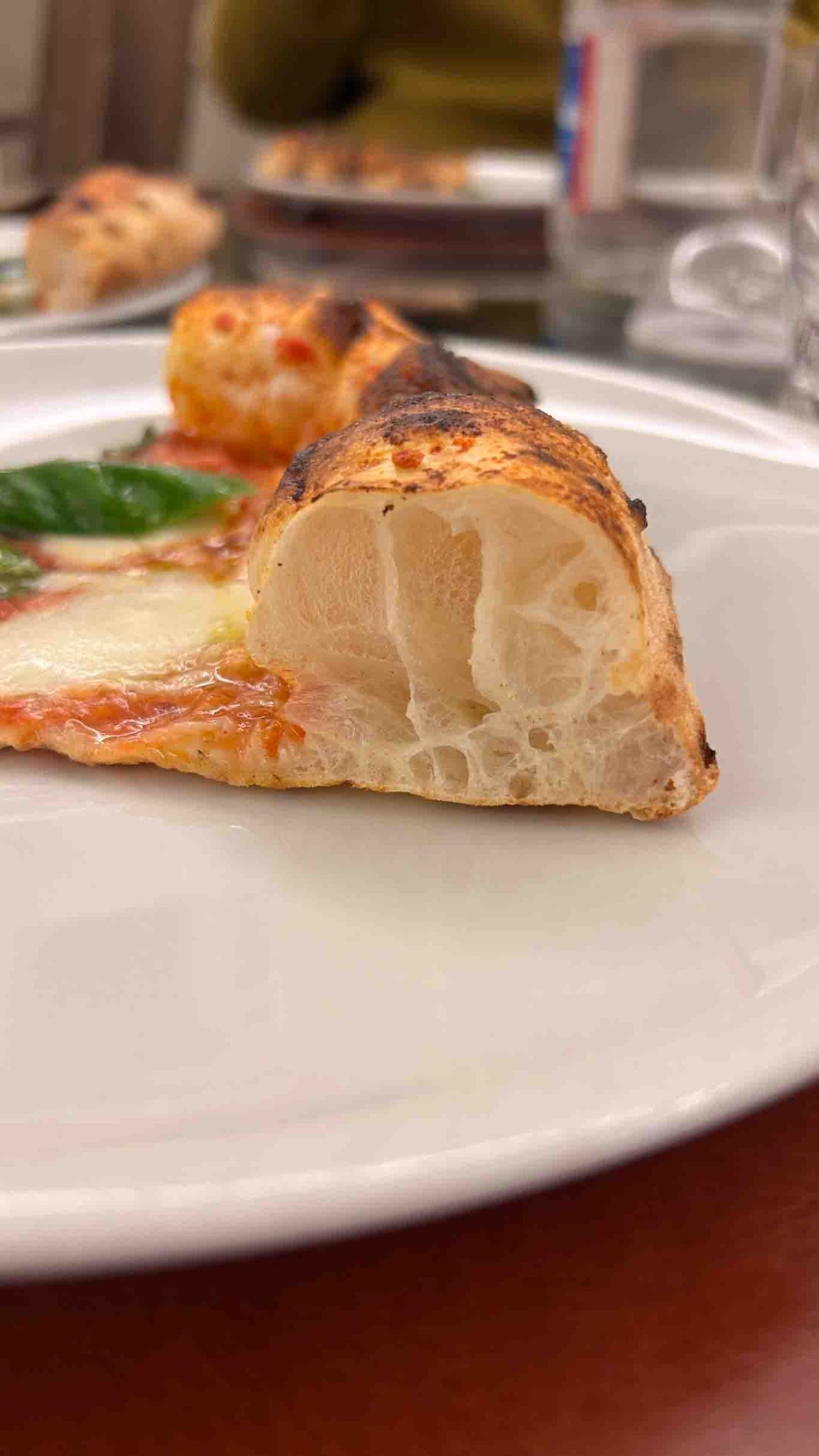 il cornicione della pizza margherita della Pizzeria La Bolla a Caserta 