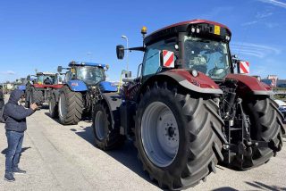 Bufala e agricoltura in crisi: corteo lumaca dei trattori in autostrada