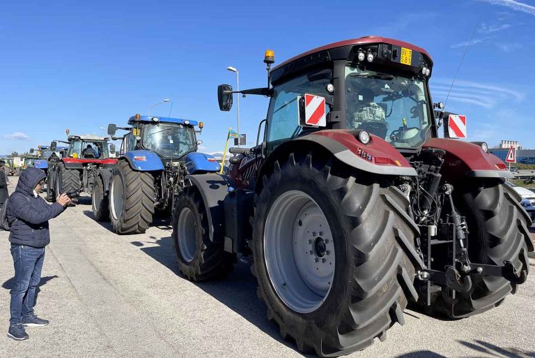 Bufala e agricoltura in crisi: corteo lumaca dei trattori in autostrada