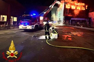 Maxi incendio distrugge lo stabilimento Inalca a Reggio Emilia