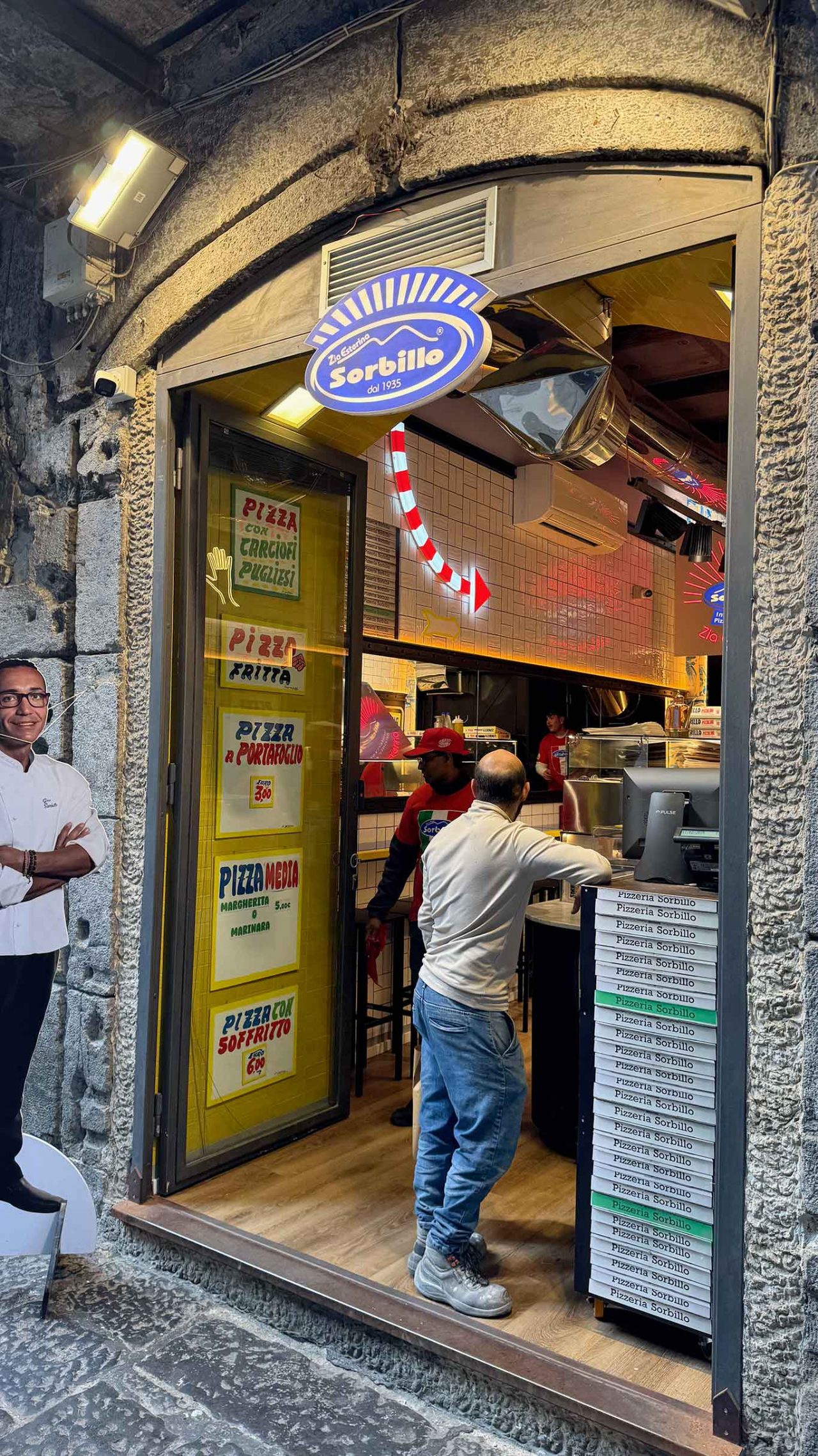 l'ingresso della pizzeria Piccolina di Gino Sorbillo